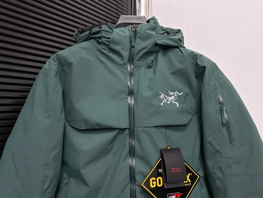 【ARCTERYX】Macai Jacket ‘’ ‘’ MACAI JACKET 。 Macai ， ， ， 。 ， ， Breathable GORE-TEX 、 、 。 Drop Hood M ， Powder Guard 。 100% ( EPTFE ) ， Ykk Premium LOGO Same Style Sizes：S-XXL